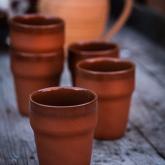 Astioita ja tarvikkeita ruokailuun