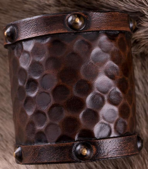 Nahkaranneke, kuoppakoristelu