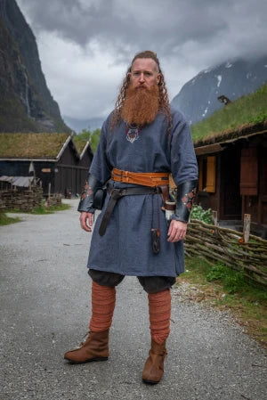 Viikinkitunika Freki, käsinkirjailtu