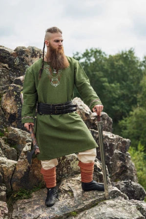 Viikinkitunika Freki, käsinkirjailtu