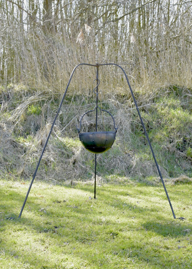 Kolmijalka, käsin taottu, n. 155cm